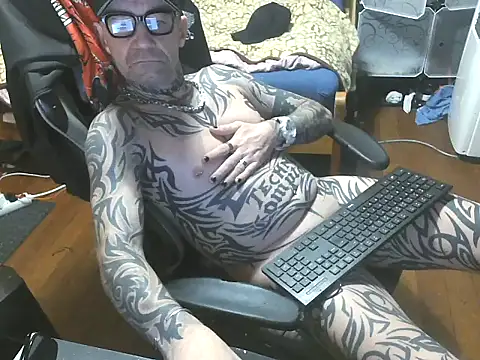 Tomi18cmm2 online show from November 4, 2025, 6:33 pm