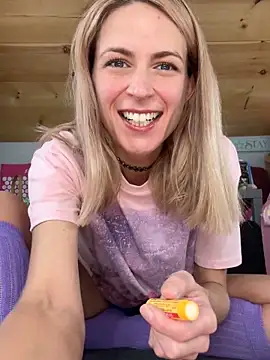 DanaeJustine online show from November 14, 2025, 4:32 pm