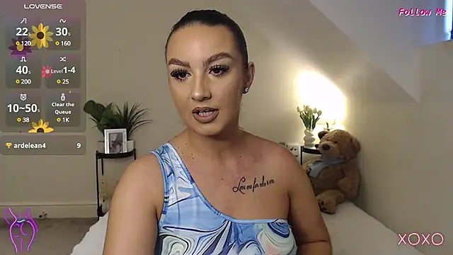 SecretSienna online show from March 9, 2025, 7:45 am