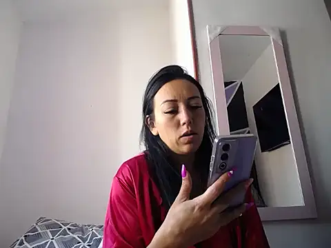 Laura martin  online show from November 21, 2025, 2:27 pm