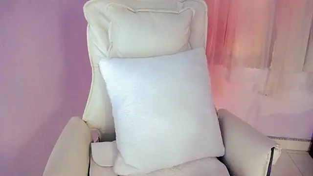   18Angel   online show from November 19, 2025, 6:46 am