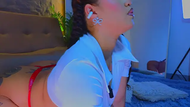 Isa  Blanc online show from November 6, 2025, 3:21 am