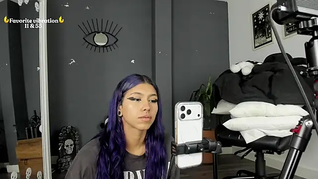 Raven Witch  online show from June 25, 2026, 5:40 pm