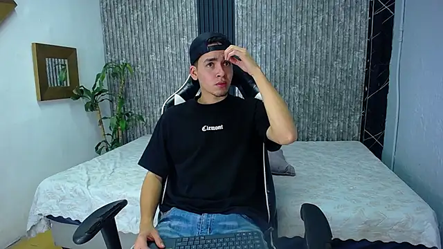 Mike 0233  online show from October 19, 2025, 4:37 am