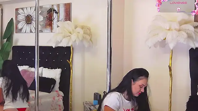 Estheraa online show from October 25, 2025, 4:22 am