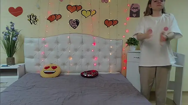 TinaRedly online show from March 9, 2025, 4:33 pm