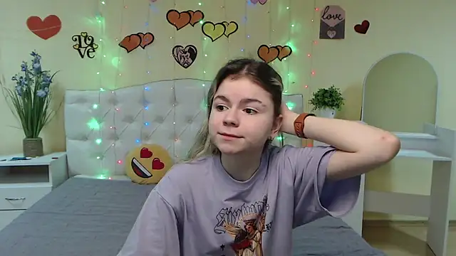 TinaRedly online show from March 11, 2025, 5:13 pm