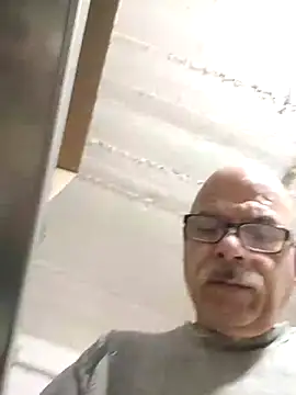 bottomhairy online show from November 4, 2025, 4:05 am