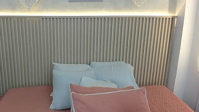 charlottebrowns  online show from December 18, 2025, 12:20 pm