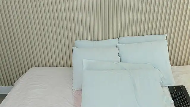 charlottebrowns  online show from June 13, 2026, 12:47 pm