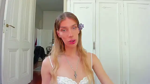 AliceSnowCatt online show from November 14, 2025, 2:43 pm