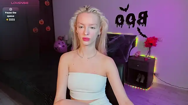 AleksaBlonde online show from October 20, 2025, 5:42 am