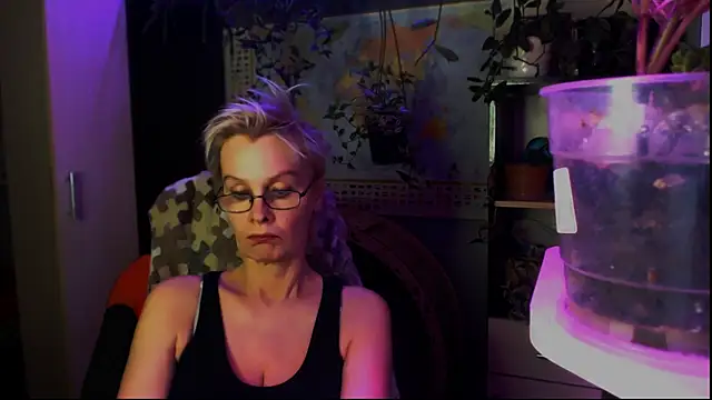 HelgaHimmell online show from May 4, 2026, 5:38 pm