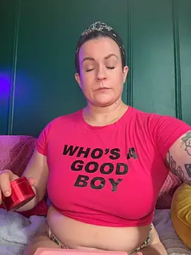 quinnmariexo online show from June 15, 2026, 4:06 pm