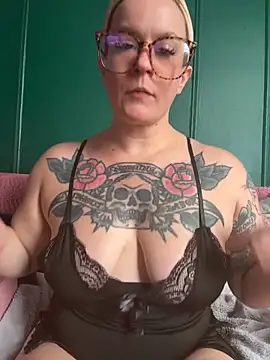 quinnmariexo online show from April 21, 2026, 6:25 pm