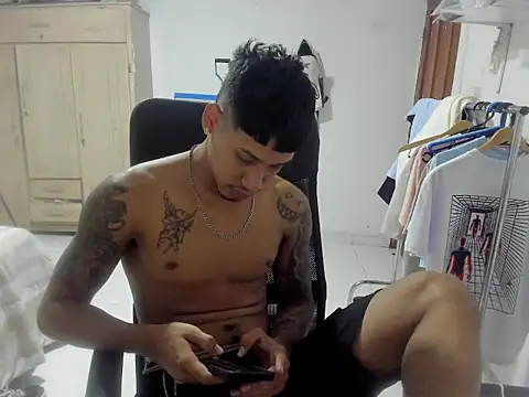 Snapshot of slim_master12 chatting on December 15, 2025, 11:10 pm slim master12 online show from December 15, 2025, 11:10 pm