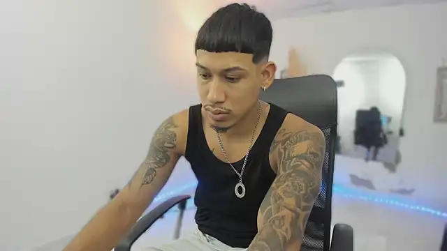 Snapshot of slim_master12 chatting on January 16, 2026, 11:42 pm slim master12 online show from January 16, 2026, 11:42 pm