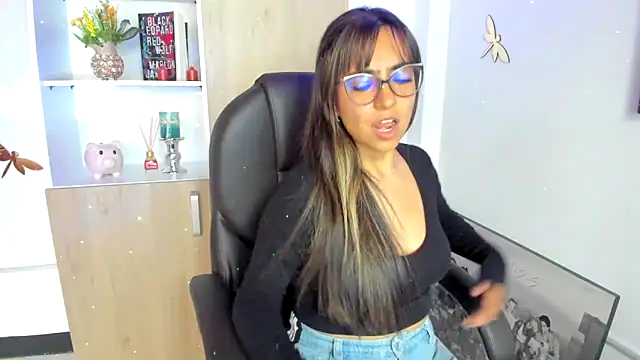 Isabellaa22 1 online show from February 17, 2025, 2:38 pm