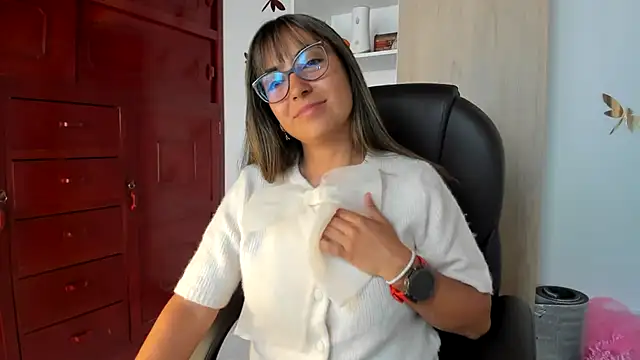 Isabellaa22 1 online show from January 7, 2026, 6:02 pm