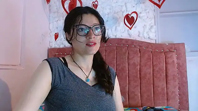 lunazulsj online show from February 12, 2025, 12:44 pm