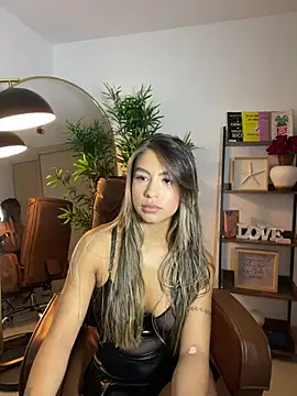  laura 02 online show from March 19, 2025, 4:55 pm