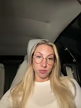 LuisaBecker online show from October 16, 2025, 5:32 pm