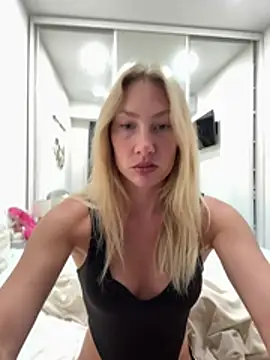 LuisaBecker online show from July 11, 2026, 5:57 pm