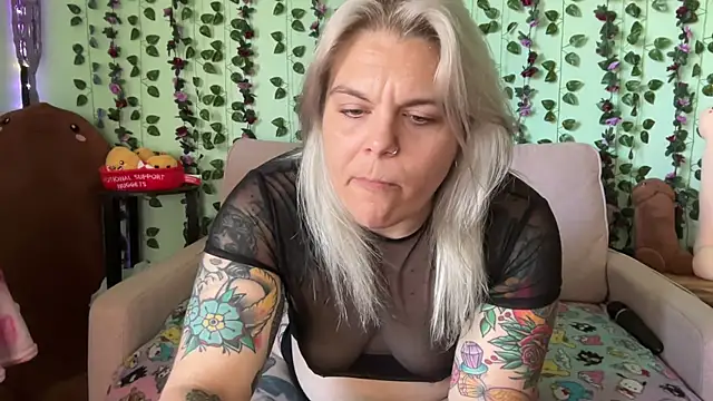 CherryBombBomb online show from June 11, 2026, 8:06 pm