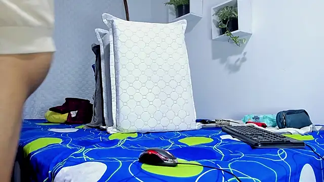 Aronxxs online show from March 22, 2025, 10:49 am