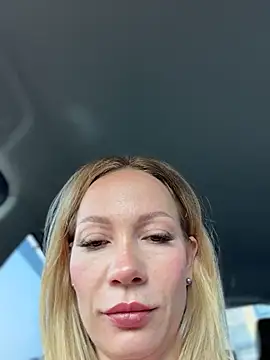 LavenderHot online show from August 3, 2026, 1:25 am