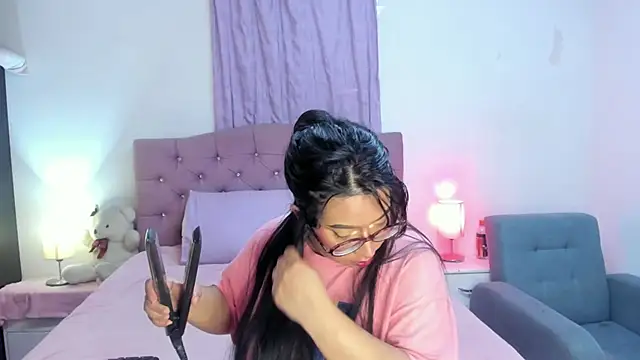 Latinabombsheell online show from March 13, 2026, 7:19 pm