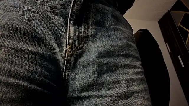 Snapshot of almma_shy chatting on November 28, 2025, 1:33 pm almma shy online show from November 28, 2025, 1:33 pm