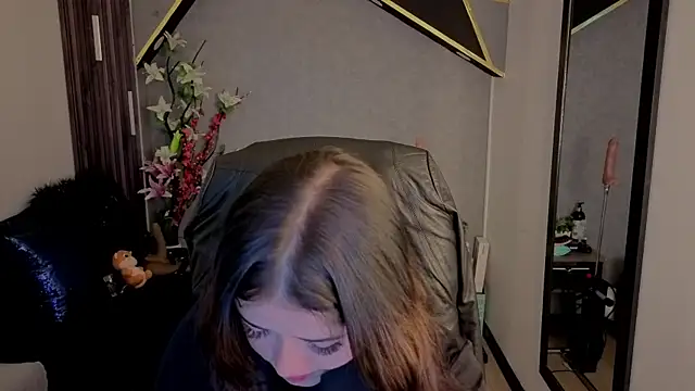 Snapshot of almma_shy chatting on October 7, 2025, 1:23 pm almma shy online show from October 7, 2025, 1:23 pm