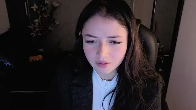 Snapshot of almma_shy chatting on October 30, 2025, 2:47 pm almma shy online show from October 30, 2025, 2:47 pm