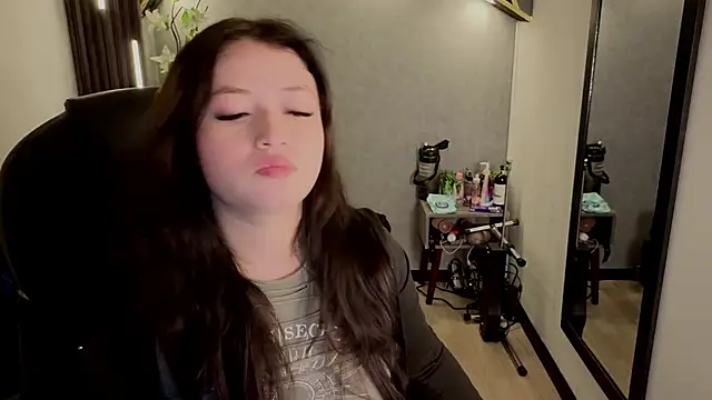 Snapshot of almma_shy chatting on September 13, 2025, 3:45 pm almma shy online show from September 13, 2025, 3:45 pm