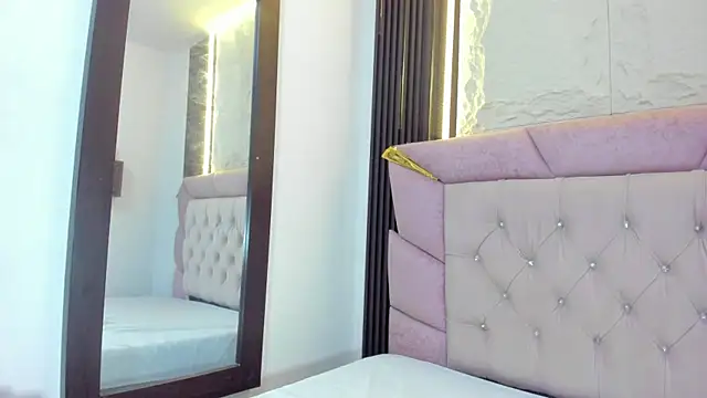 laurem-paulette online show from November 17, 2025, 7:07 pm