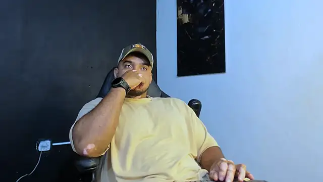 Big furry bear13 online show from May 9, 2026, 9:56 am