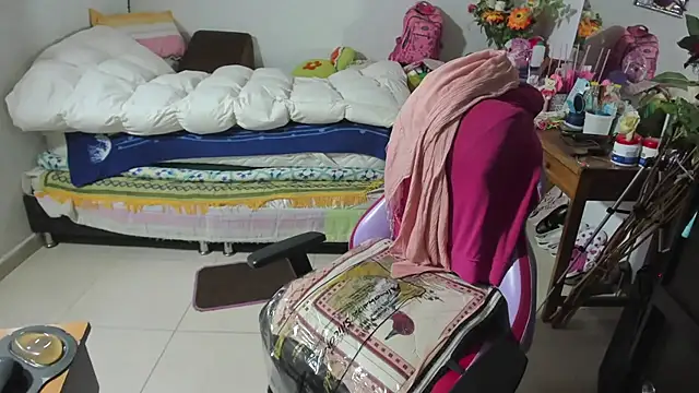 Mrs mommy  online show from October 1, 2025, 9:40 pm