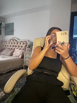 HotXMom online show from August 3, 2026, 6:32 am