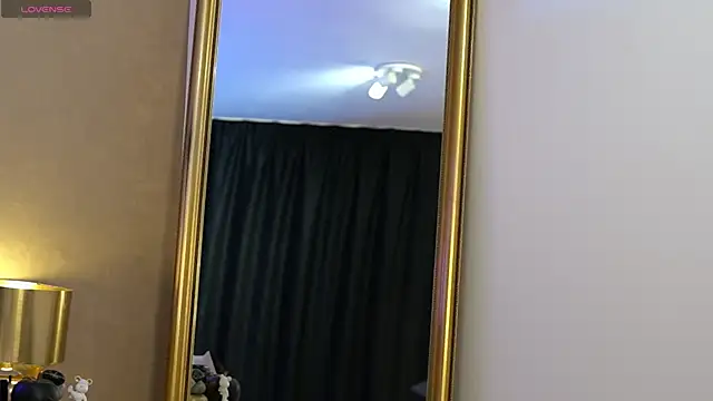 EvellineClaire online show from December 4, 2025, 8:24 am