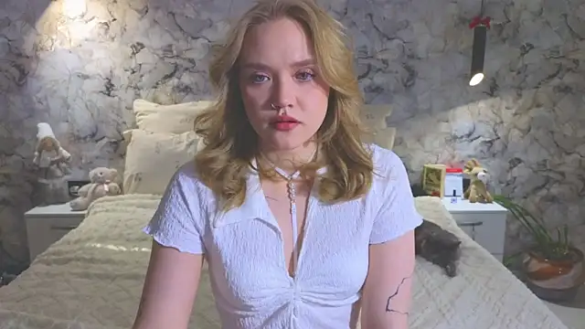 Snapshot of Aurora_Golden1 chatting on April 1, 2026, 12:57 am Aurora Golden1 online show from April 1, 2026, 12:57 am