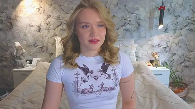 Snapshot of Aurora_Golden1 chatting on June 23, 2026, 4:32 am Aurora Golden1 online show from June 23, 2026, 4:32 am