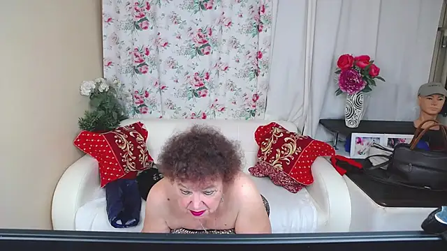 Snapshot of YourHotGranny chatting on July 6, 2026, 10:44 am YourHotGranny online show from July 6, 2026, 10:44 am