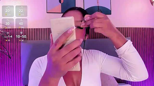 NicolleeEvanss online show from November 11, 2025, 12:00 pm