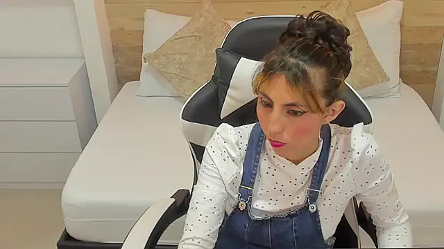 candy summer28 online show from October 28, 2025, 7:13 pm