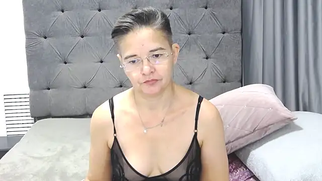 Snapshot of StaceyDarling chatting on November 8, 2025, 7:01 am StaceyDarling online show from November 8, 2025, 7:01 am