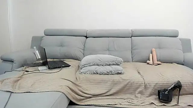Kristina Sinclair online show from April 23, 2026, 12:29 pm