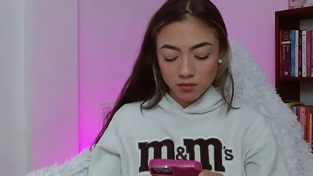 hantonella  online show from December 2, 2025, 2:52 pm