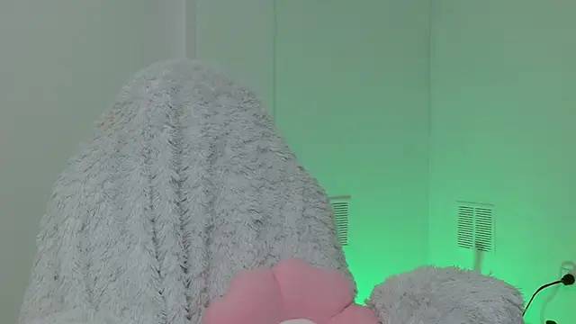 hantonella  online show from October 27, 2025, 12:39 pm