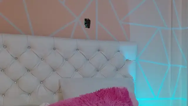 hantonella  online show from October 8, 2025, 5:35 pm